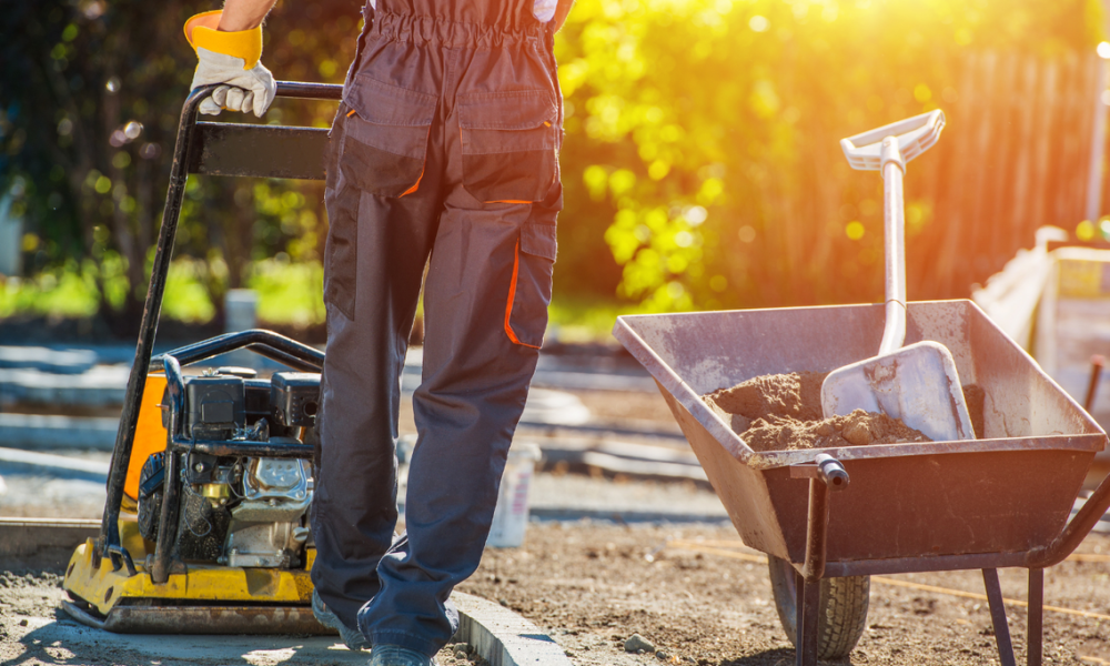 Garten- und Terrassengeräte mieten: Vertikutierer, Hochdruckreiniger, Rüttelplatte und Motorsäge. Perfekt für jede Gartenpflege und -gestaltung.